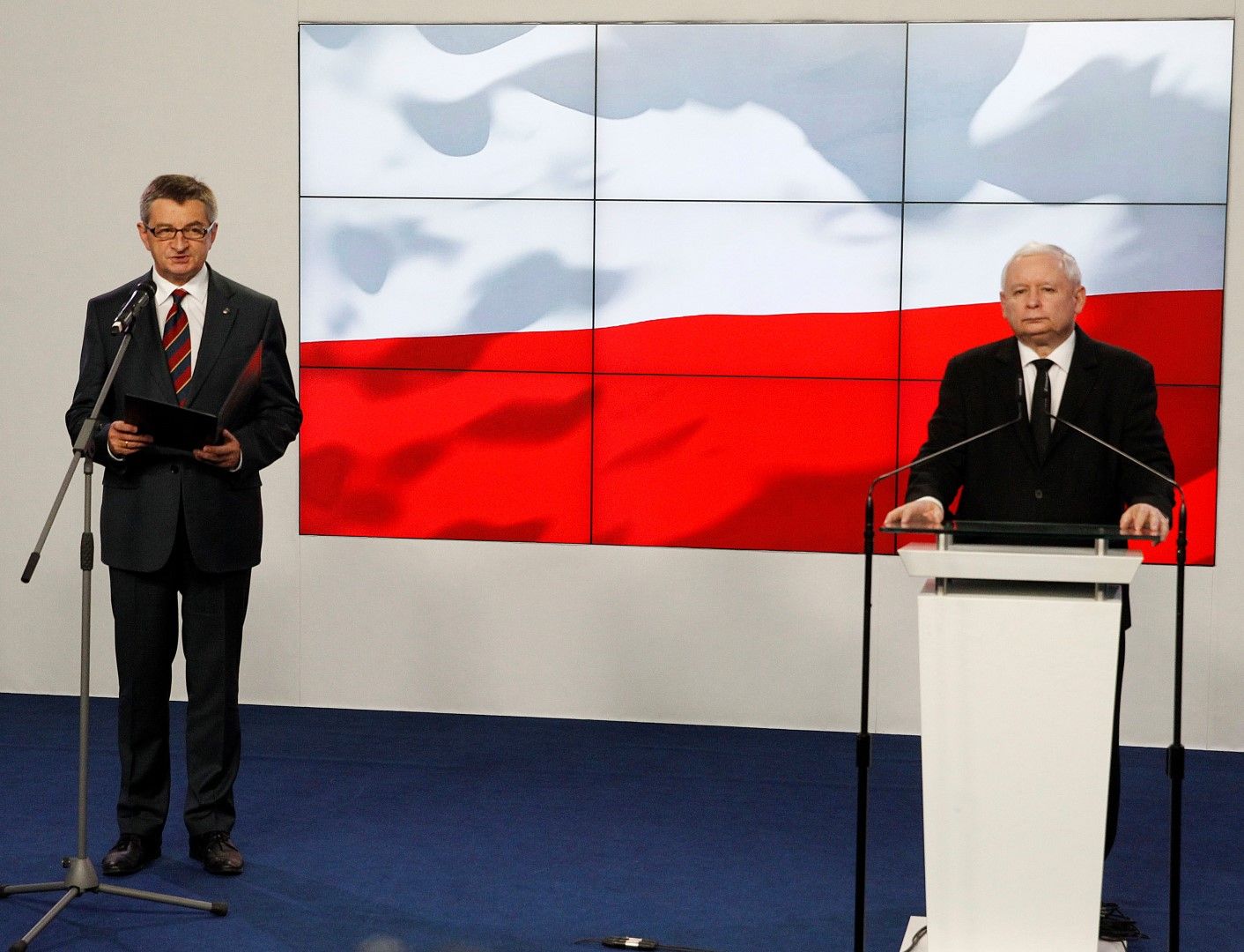 Председателят на полския парламент Марек Кухчински обяви, че подава оставка, до него е председателят на партия "Право и справедливист" Ярослав Качински