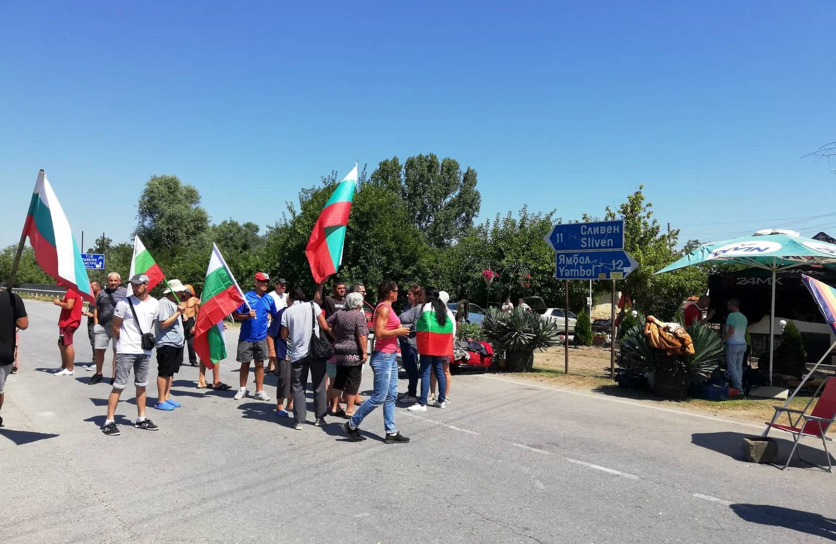 Седми ден протестиращи са спрели движението на пътя Сливен-Ямбол край село Крушаре. Протестът под надслов "Курбан по време на чума" е срещу принудителното унищожаване на прасетата в стопанствата тип "заден двор"