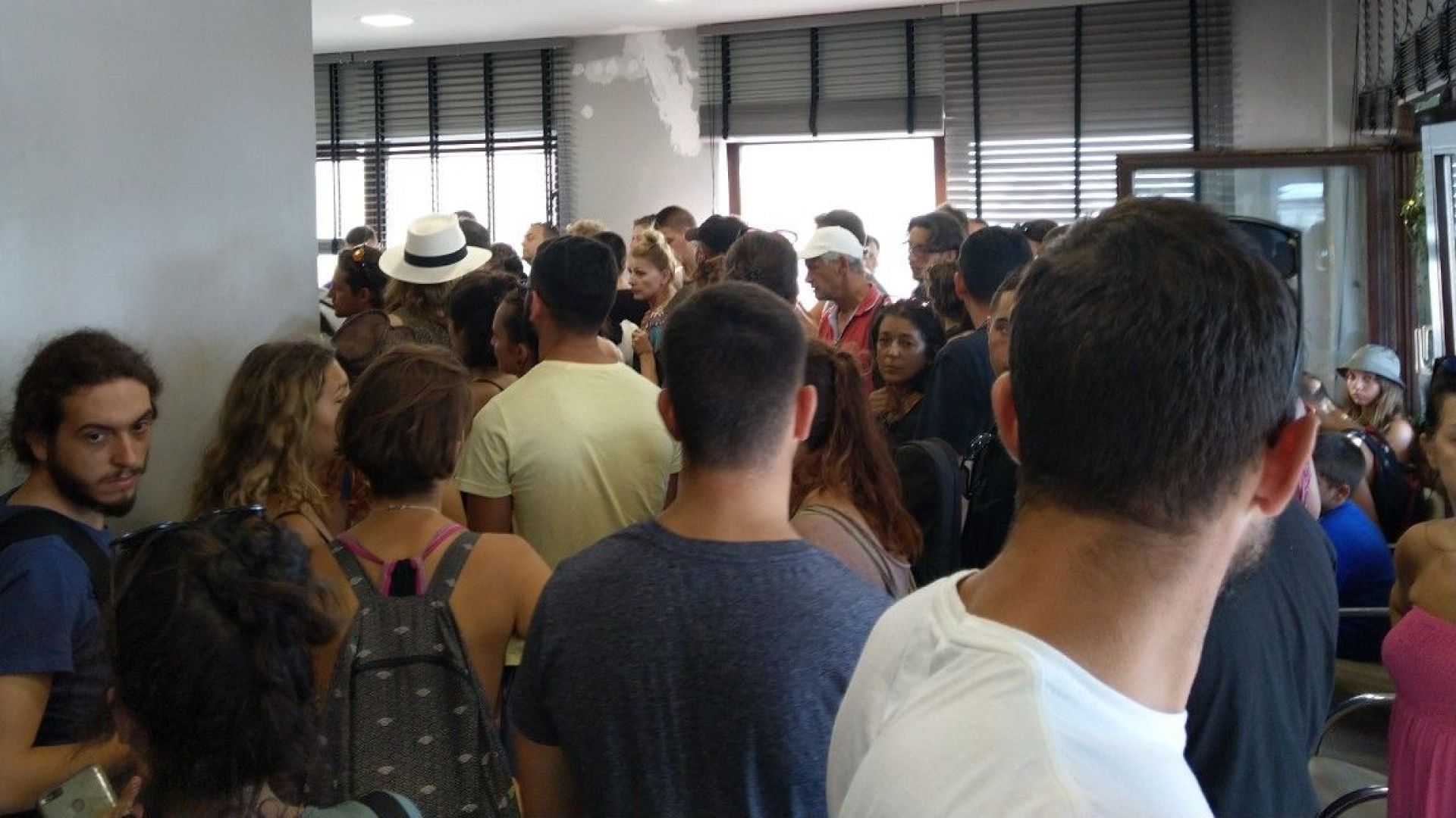 Стотици туристи сред които и група българи са блокирани на