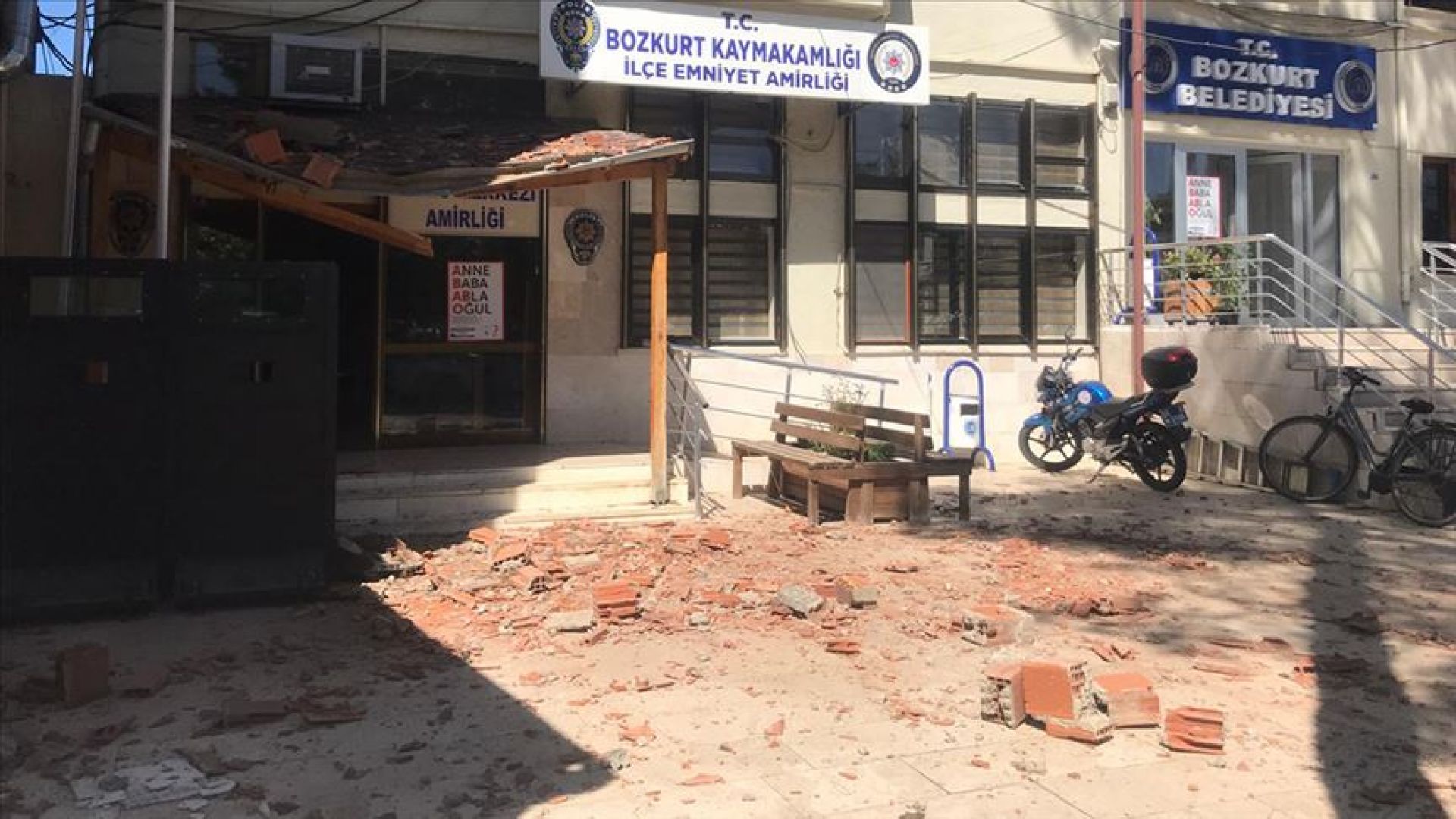 Големи разрушения и десетки ранени при мощния трус в Турция