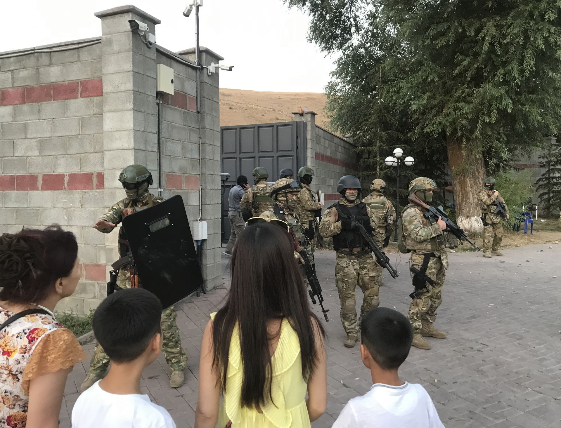 Спецчасти пред резиденцията на Атамбаев
