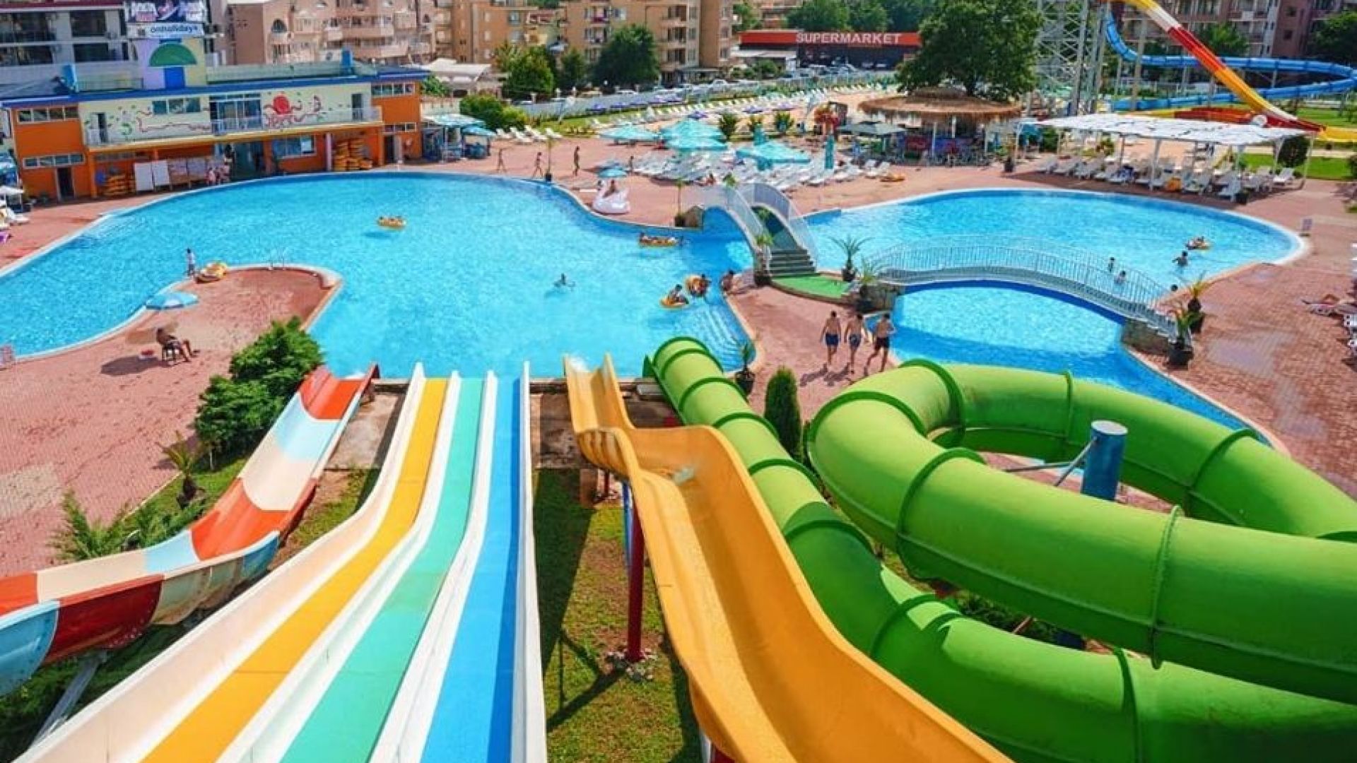 Сблъсък при спускане по пързалката Цунами в аквапарка в Приморско