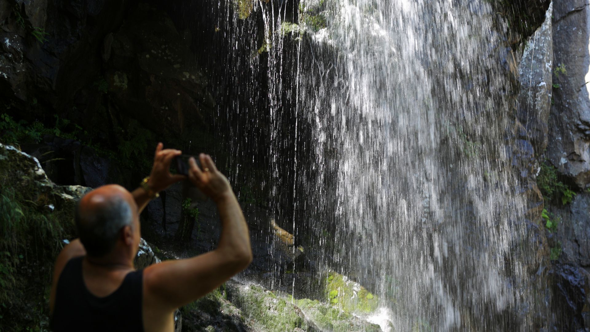 До Боянския водопад в търсене на прохлада (снимки)