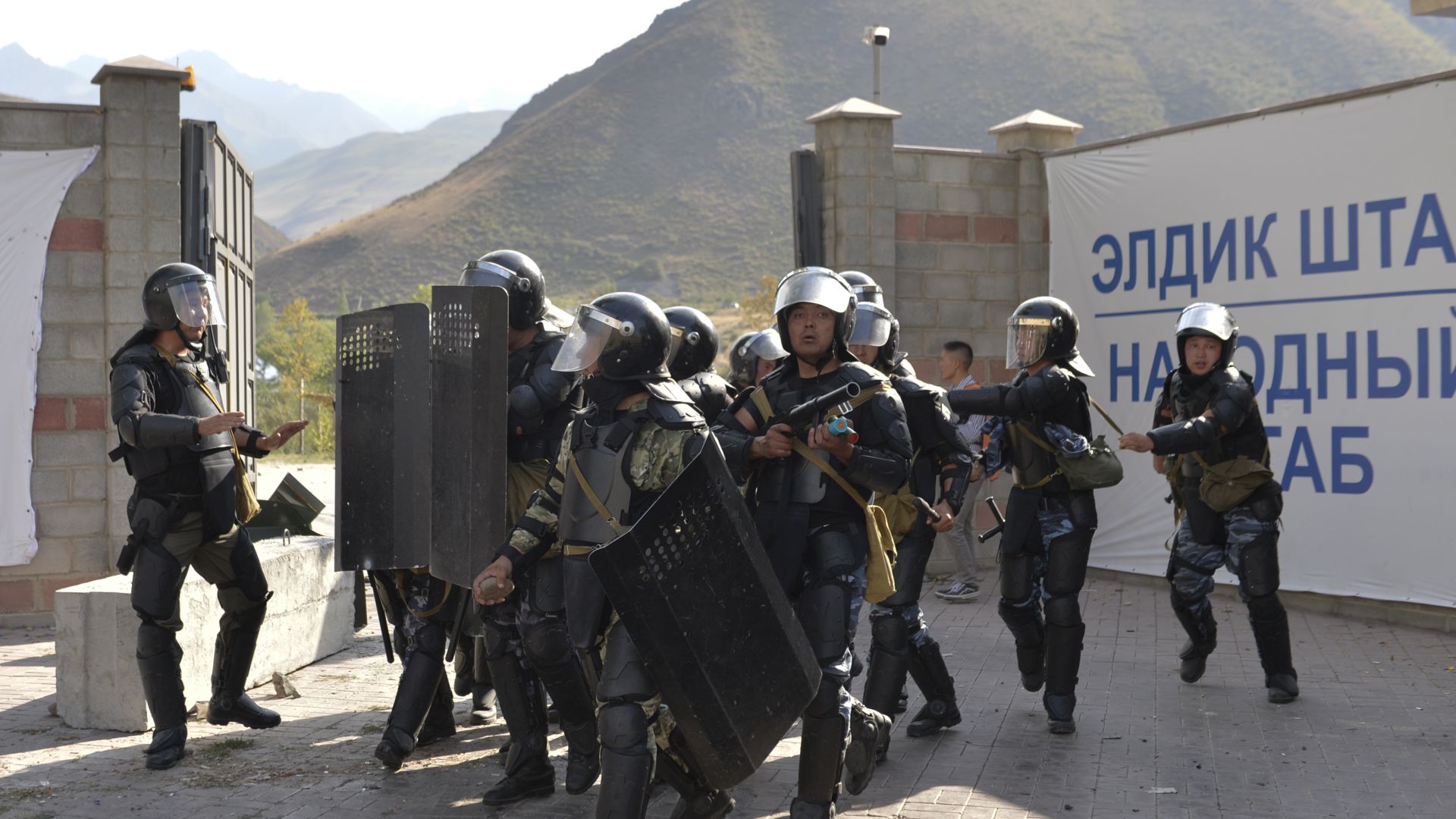 Бившият президент на Киргизстан Алмазбек Атамбаев ще остане в ареста