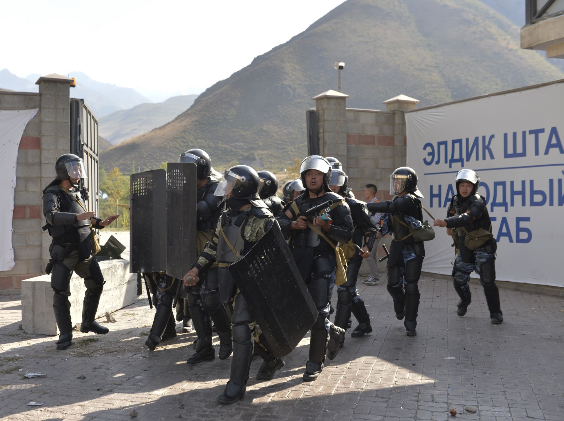 Киргизската полиция влиза в резиденцията на бившия президент Алмазбек Атамбаев в село Кой-Таш