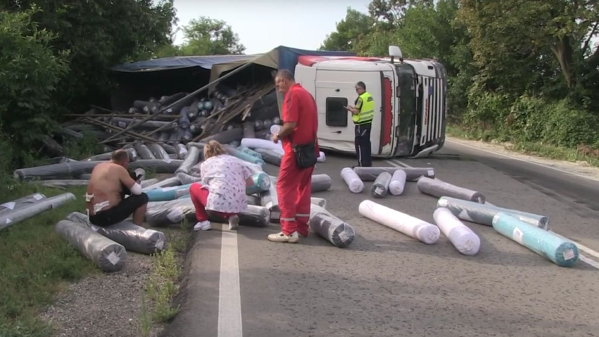 Пиян украински шофьор се обърна с тежкотоварен камион Скания на
