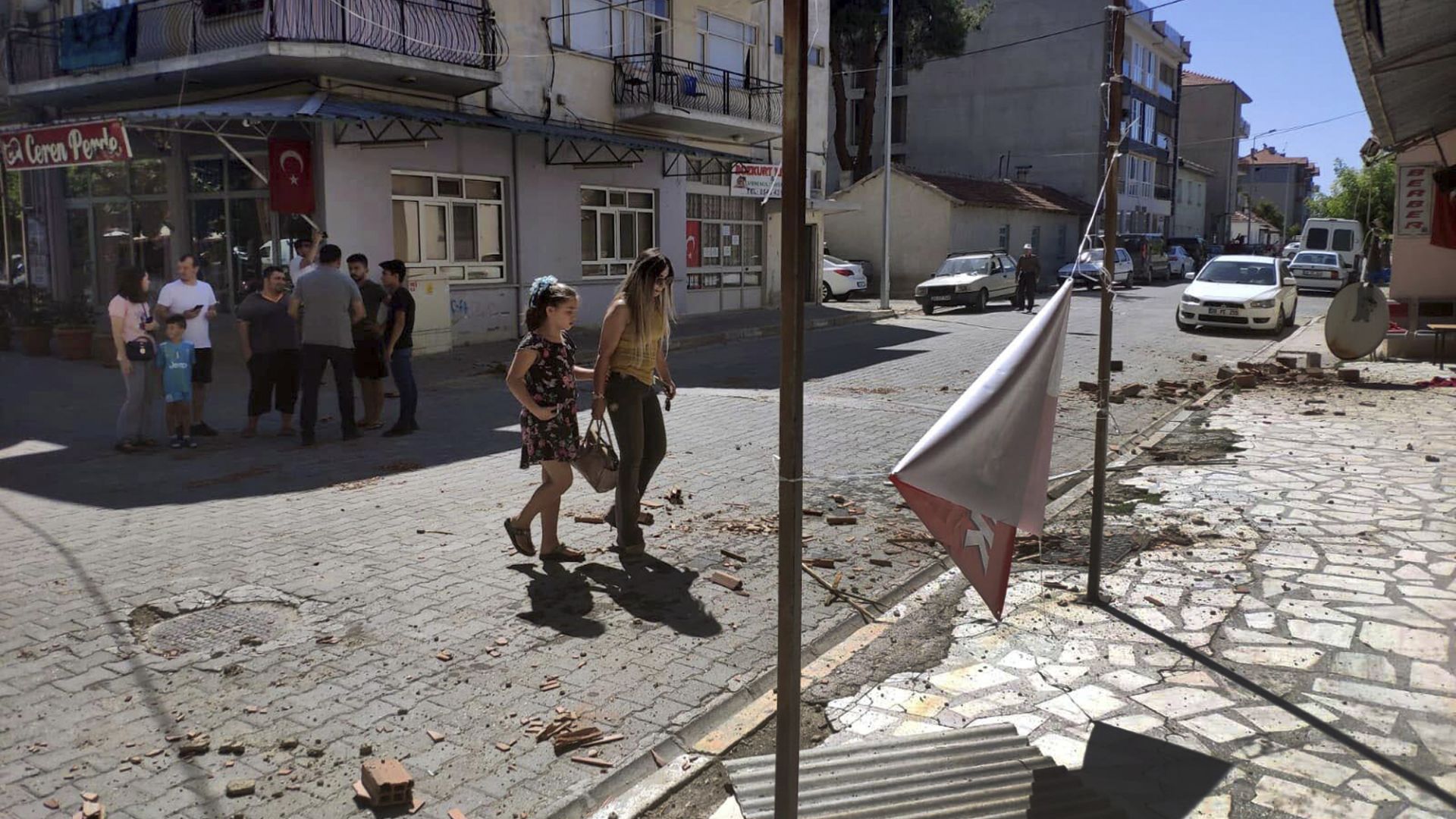 Общо 108 сгради са понесли тежки щети след вчерашното земетресение