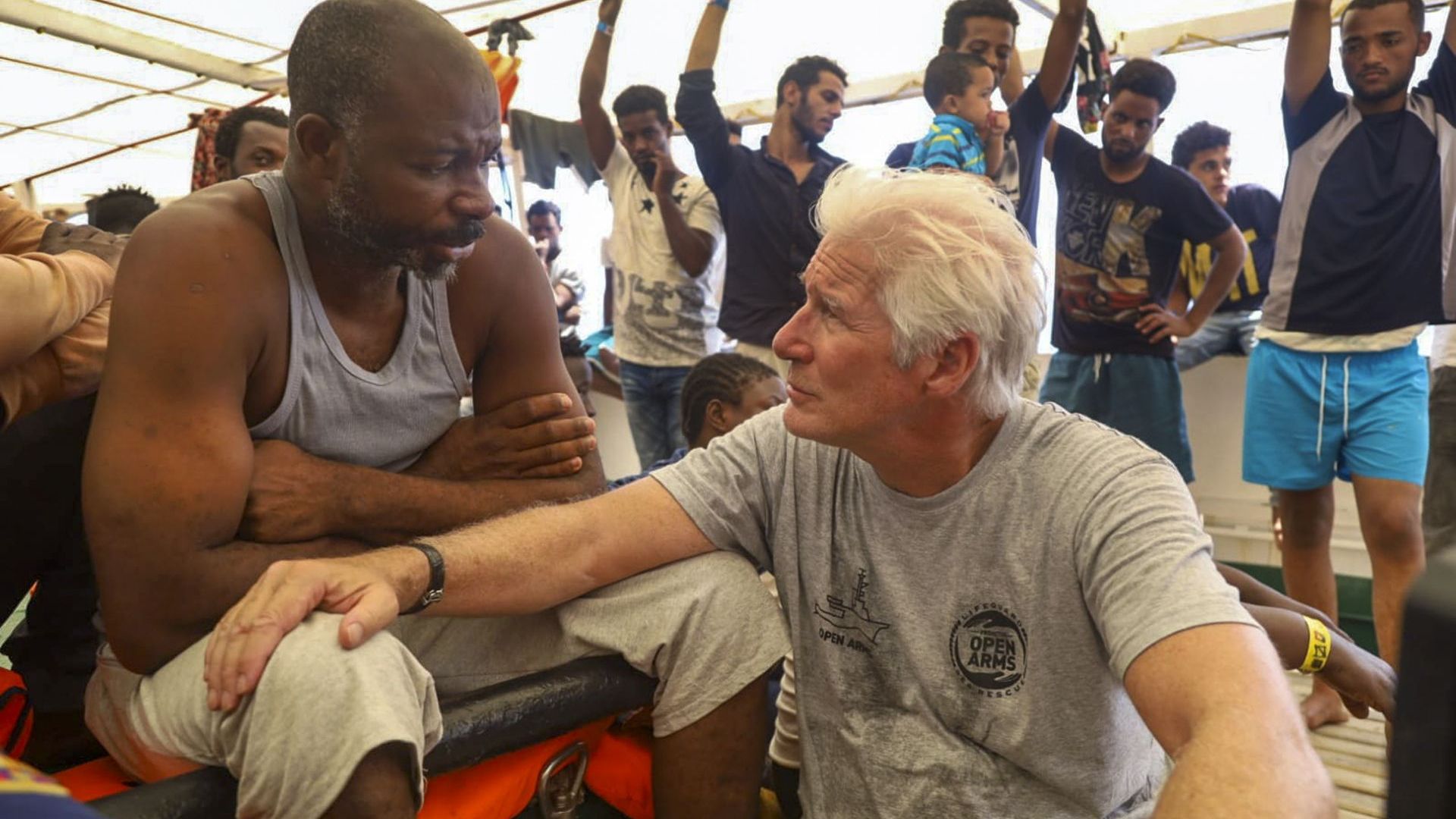 Холивудската звезда Ричард Гиър се качи на кораб с мигранти