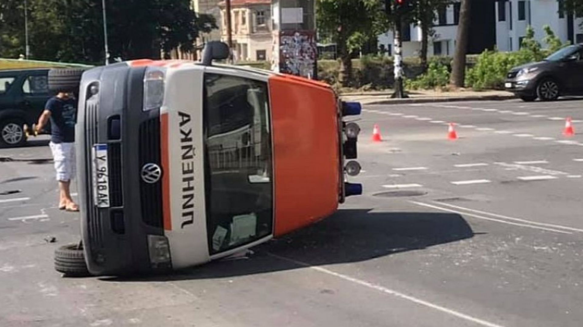 Шофьор на джип блъсна и обърна линейка превозваща пациент в