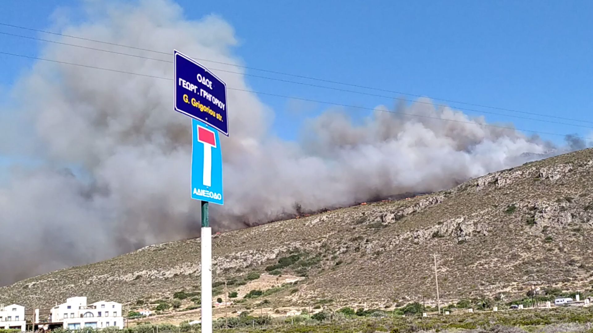 Голям пожар бушува на гръцкия остров Елафонисос съобщават местните медии