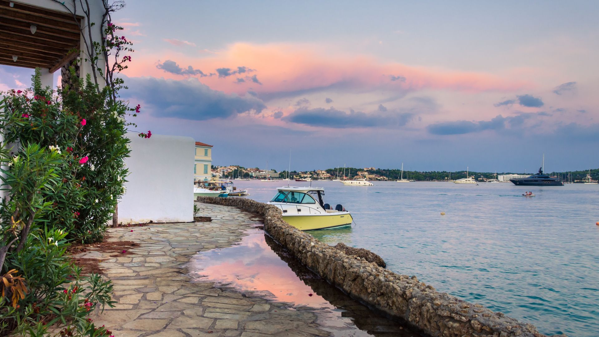 Двама души загинаха и една жена е тежко ранена когато