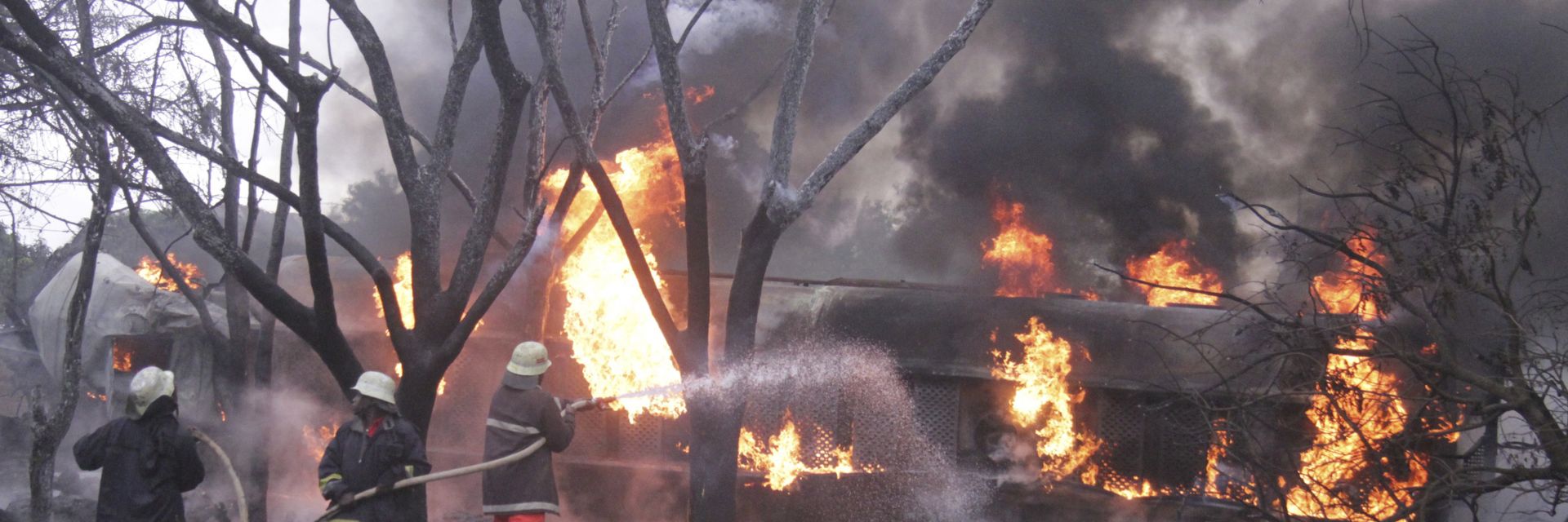 Огнен ад в Източна Танзания след избухването на цистерна  (снимки и видео)
