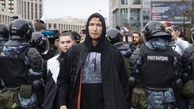 Над 250 задържани при опозиционните протести в Русия  (снимки)