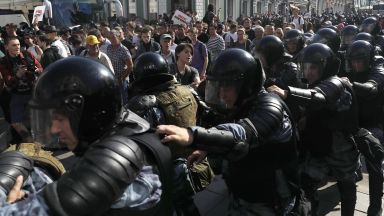 Гняв заради видео, на което полицай бие протестираща в Русия