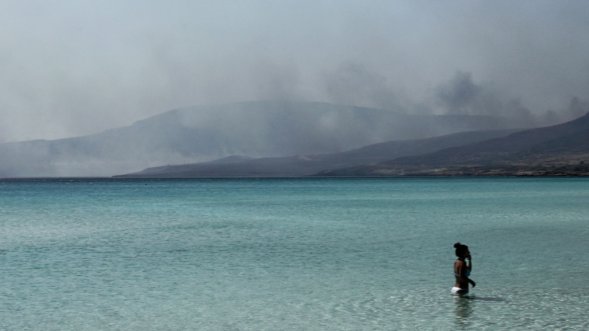 Над 50 горски пожара бушуват в Гърция в условия на