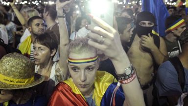  Десетки хиляди румънци скандираха в Букурещ: Долу държавното управление! Крадци! (снимки) 