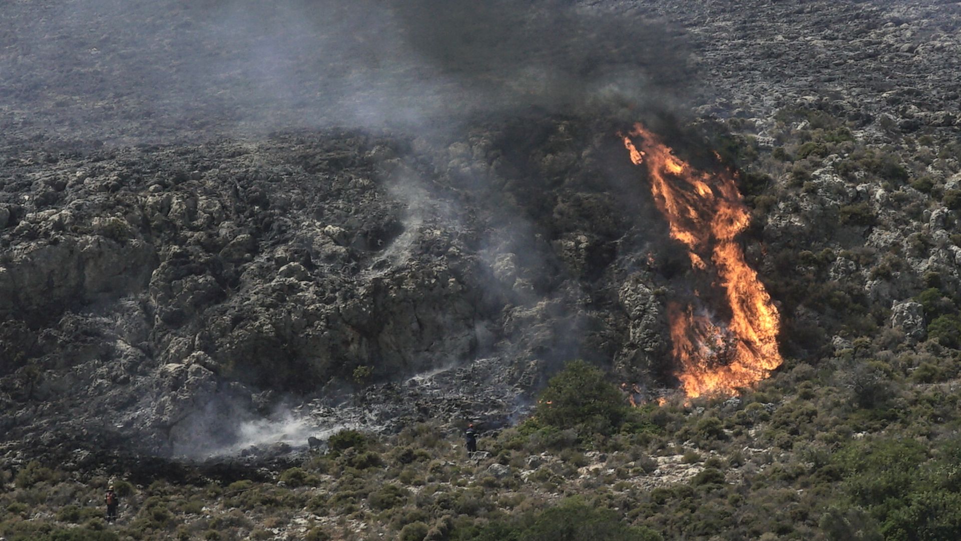 Голям пожар избухна край Атина и властите казаха че са
