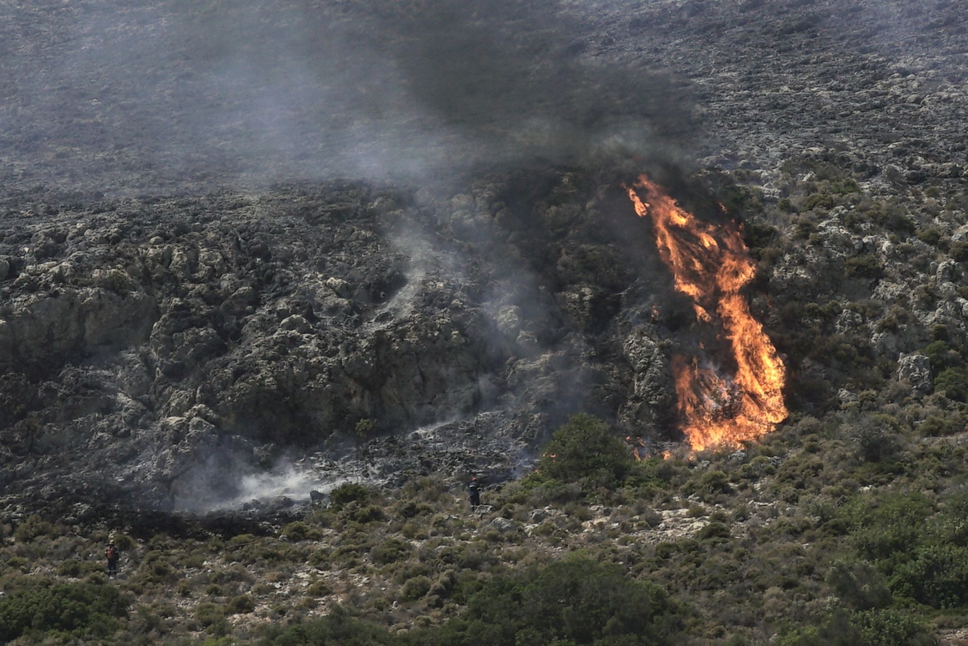 Огънят в предградието Пеания източно от гръцката столица се е разпространил бързо и се е приближил към върха на планината Имитос