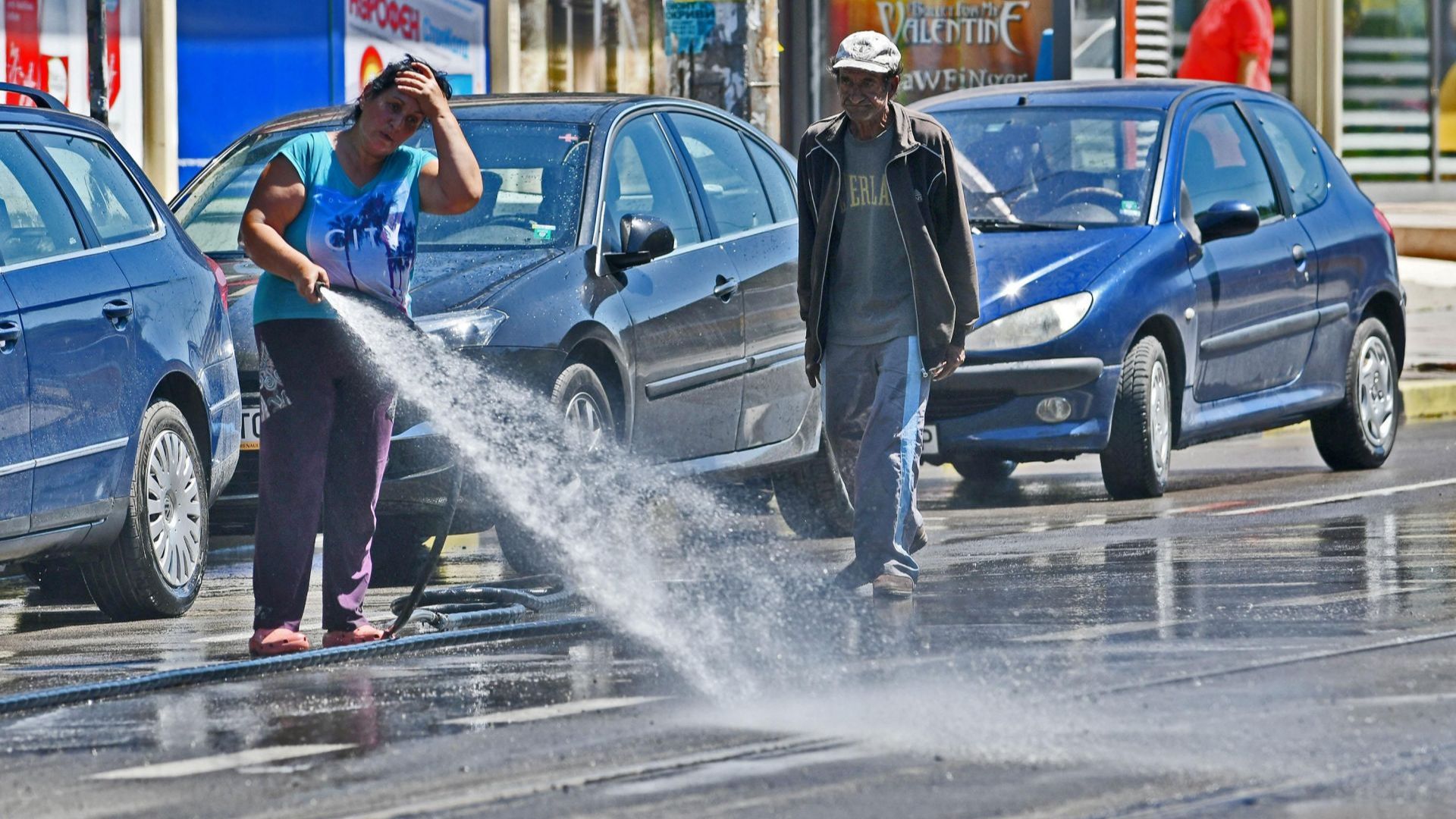 Мият булевардите и улиците в час пик на жегите в София