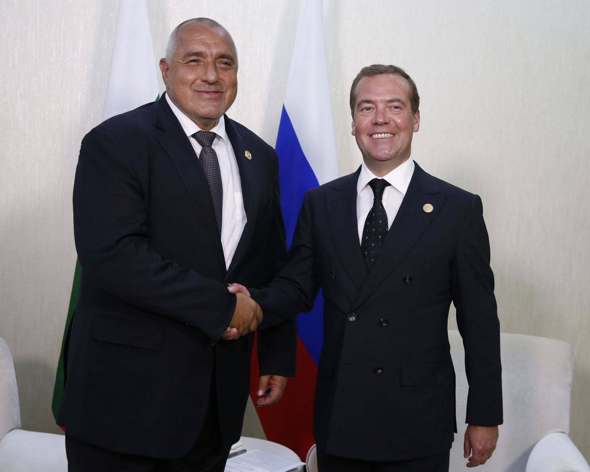 Медведев разговаря с Борисов в кулоарите на Първия Каспийски икономически форум в Туркменистан