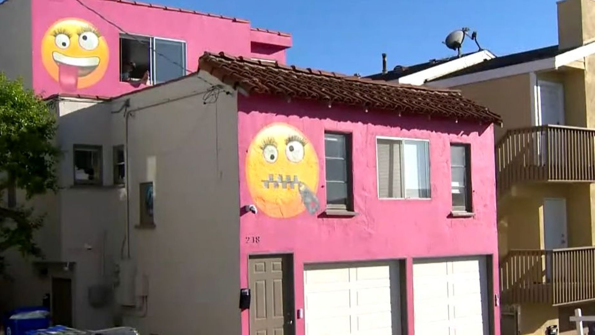 Скандал в Калифорния заради розова къща с емотикони