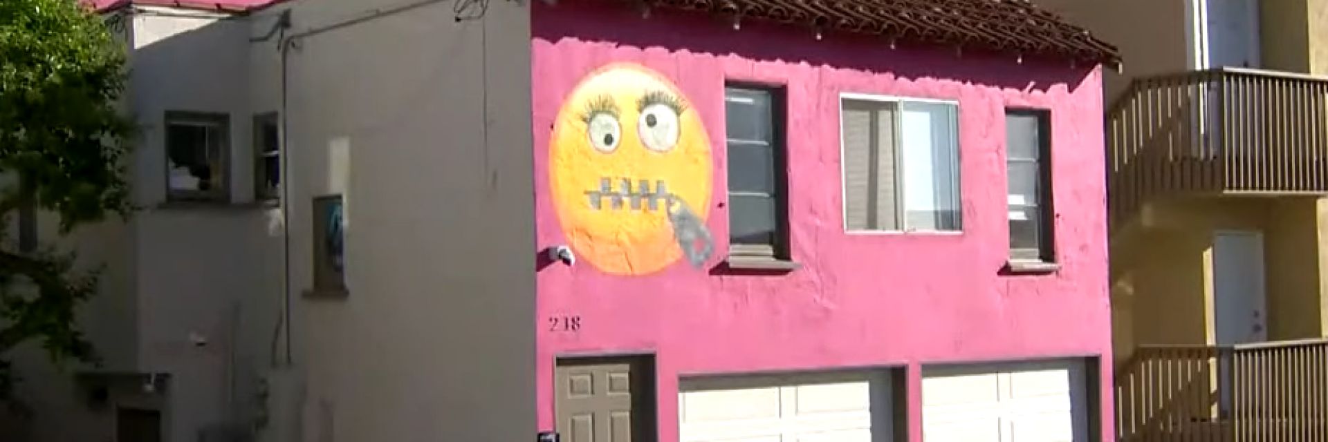 Скандал в Калифорния заради розова къща с емотикони