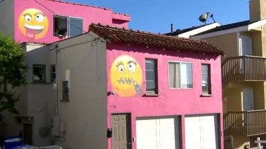 Скандал в Калифорния заради розова къща с емотикони