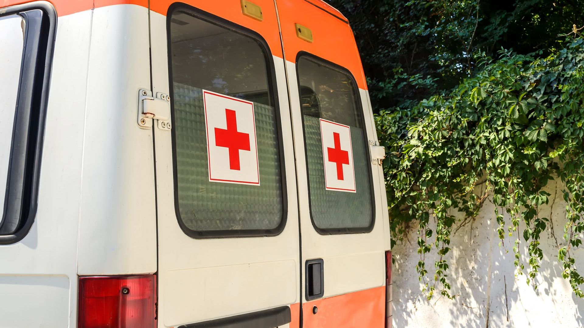 Линейка с дете обикаля с часове по болниците в София