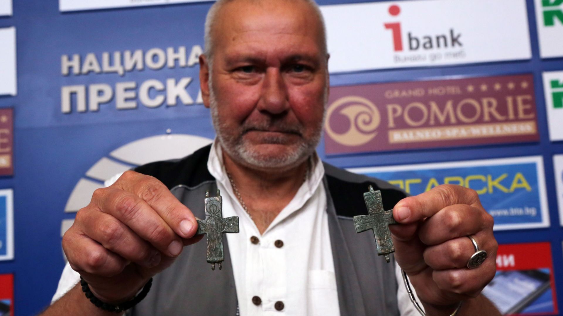 Кръст реликварий и рядка златно сребърна монета с лика на император Алексей