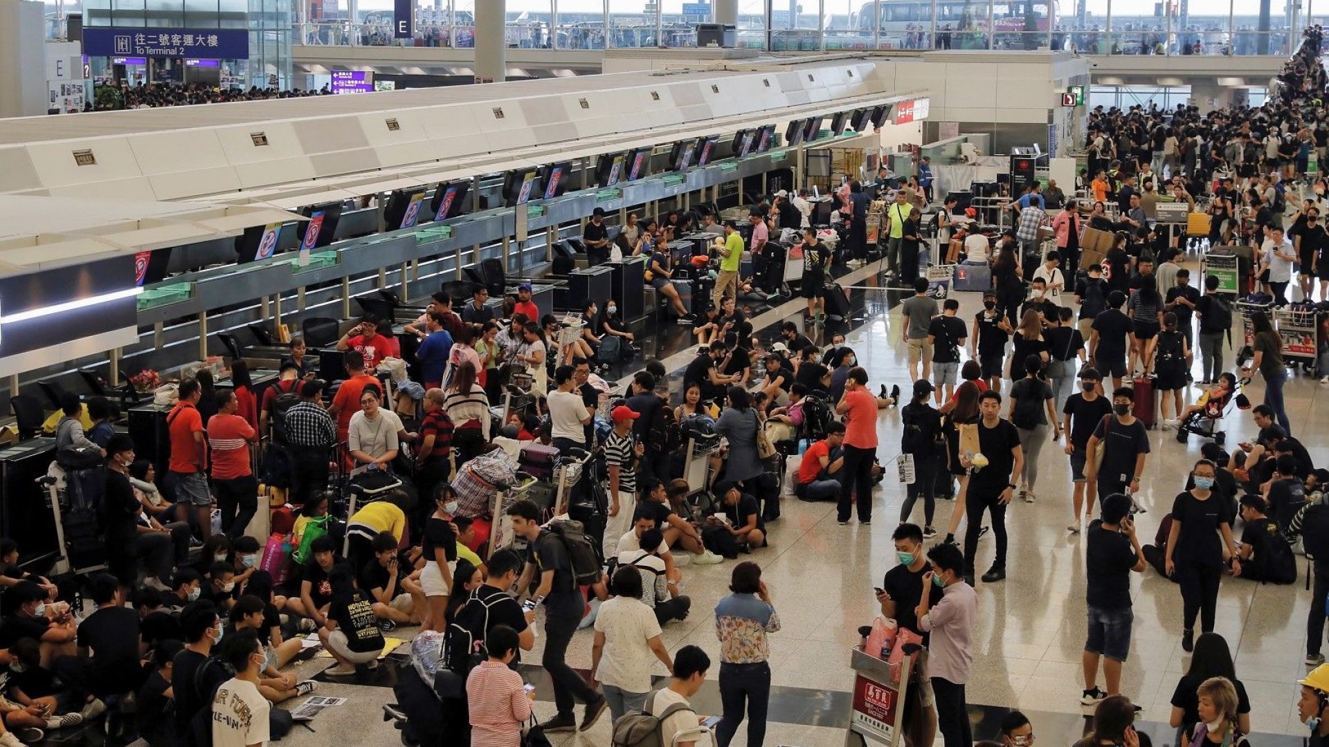 Китай оставя над Хонконг да тегне заплахата от силова интервенция