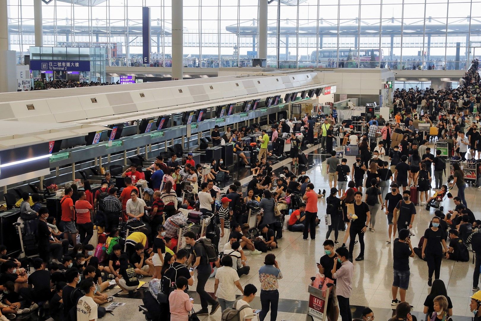 Седяща стачка затвори летището на Хонконг на 12 август