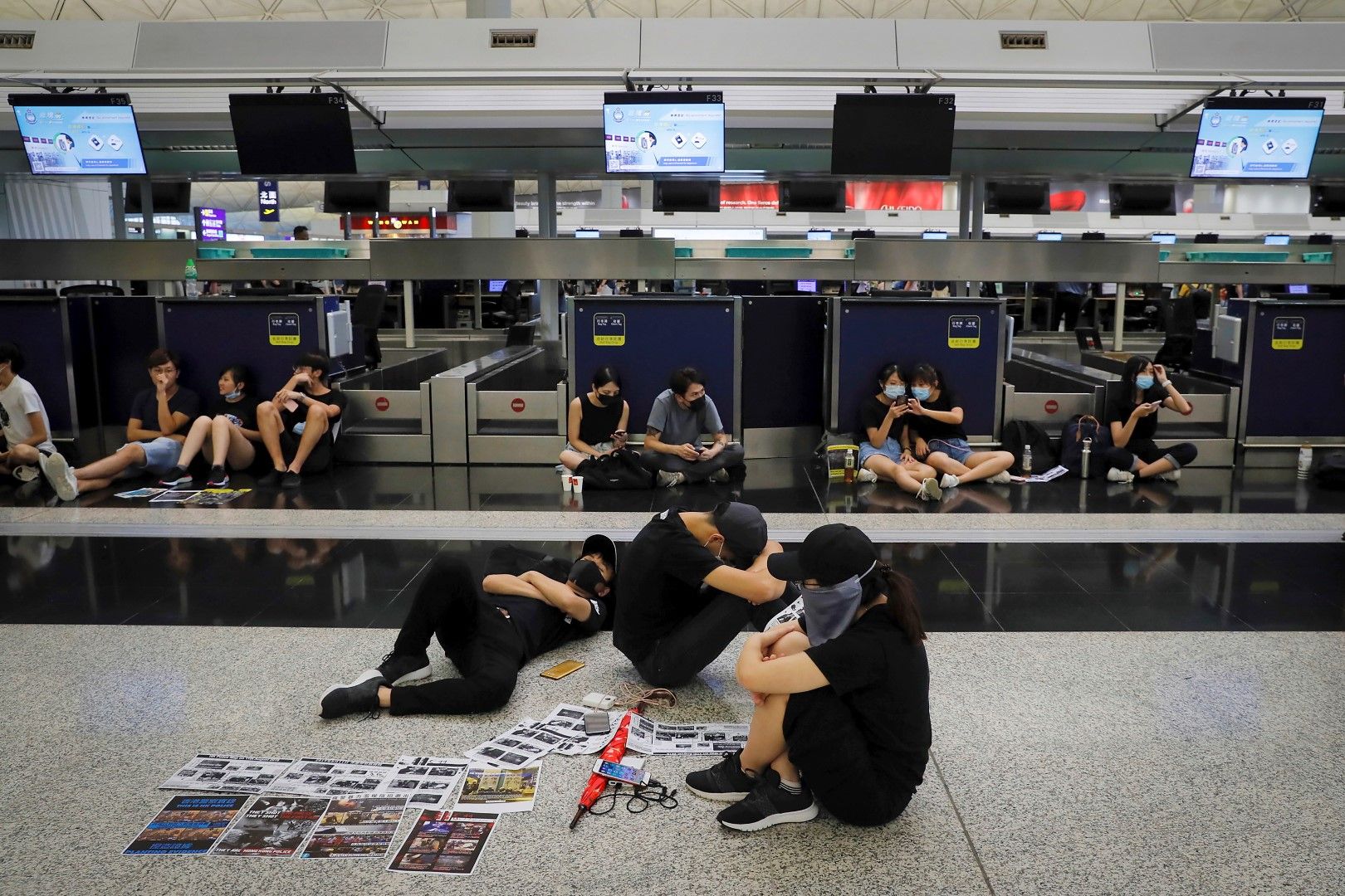 Седяща стачка затвори летището на Хонконг на 12 август
