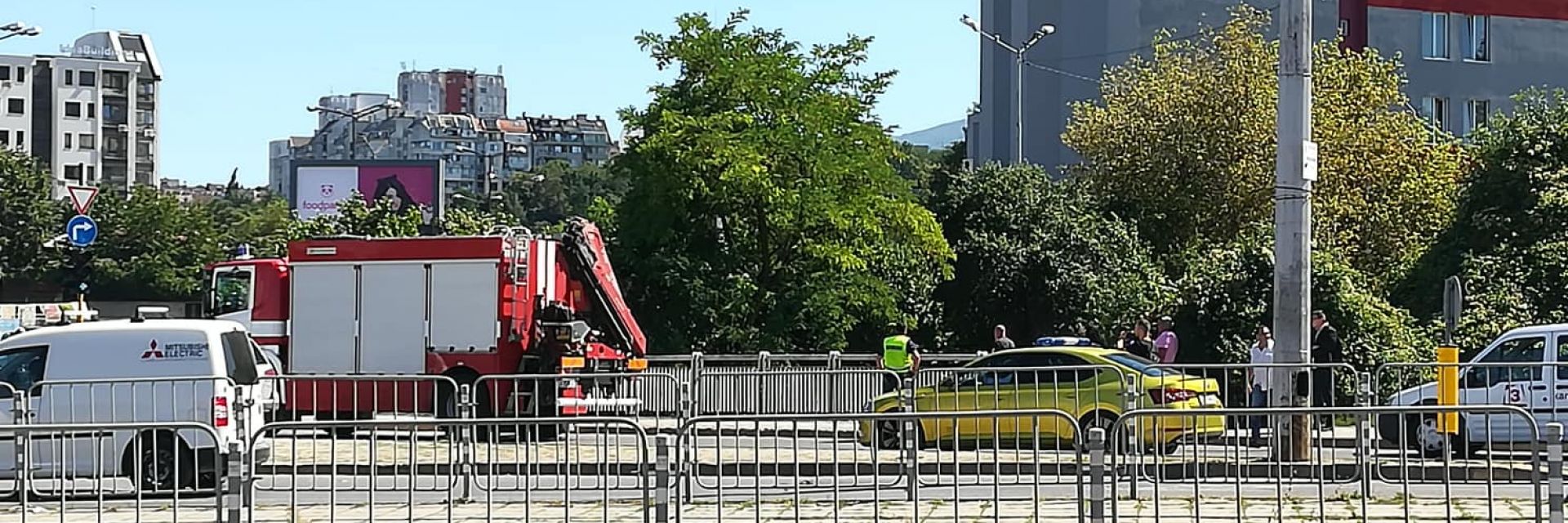 Жена на ръба на мост в София, заплашва да скочи 