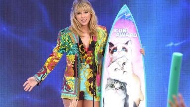 Тейлър Суифт с приза "Икона" на Teen Choice Awards