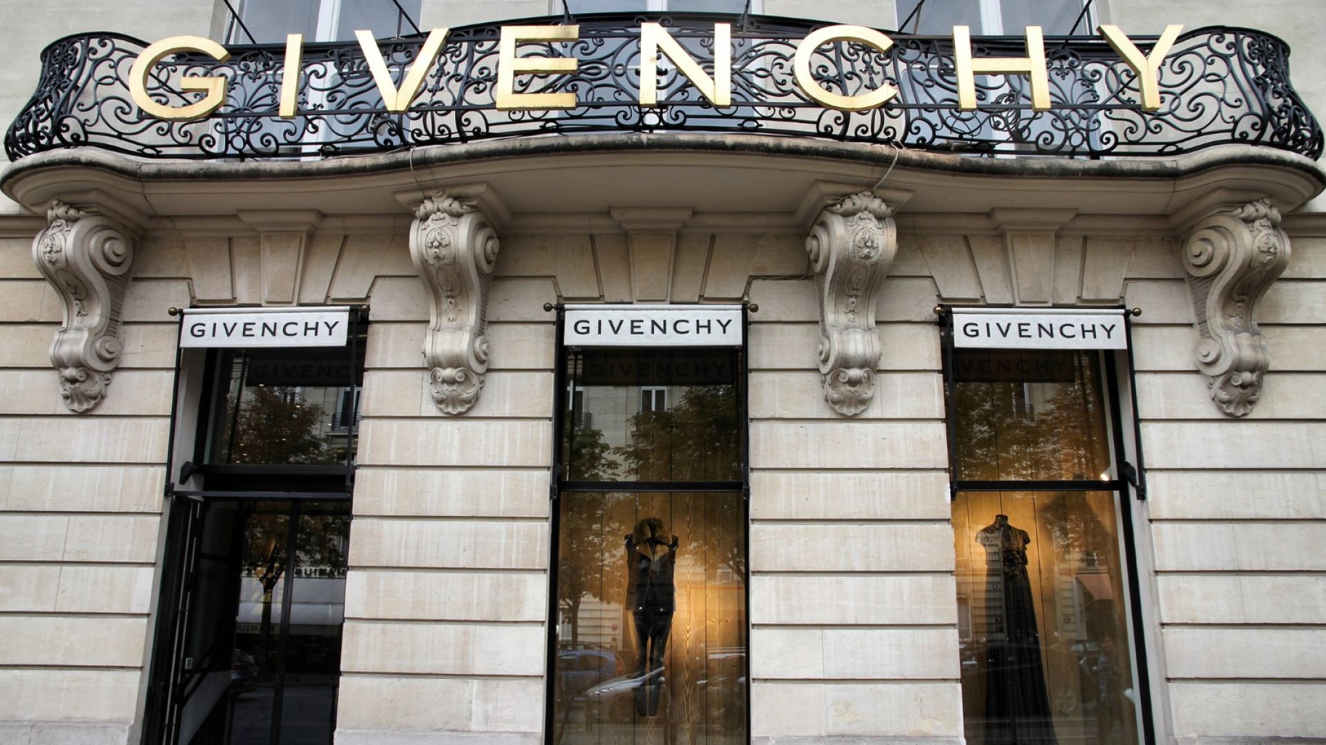 Модните къщи Givenchy, Versace и Coach си навлякоха гнева на Китай