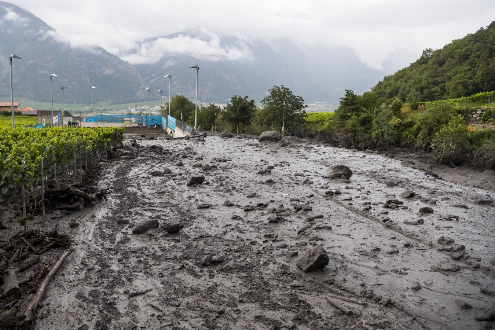 Изглед към пораженията по бреговете на река Лозанс в понеделник, 12.12.2019 г. в Шамосон, кантон Вале, Швейцария