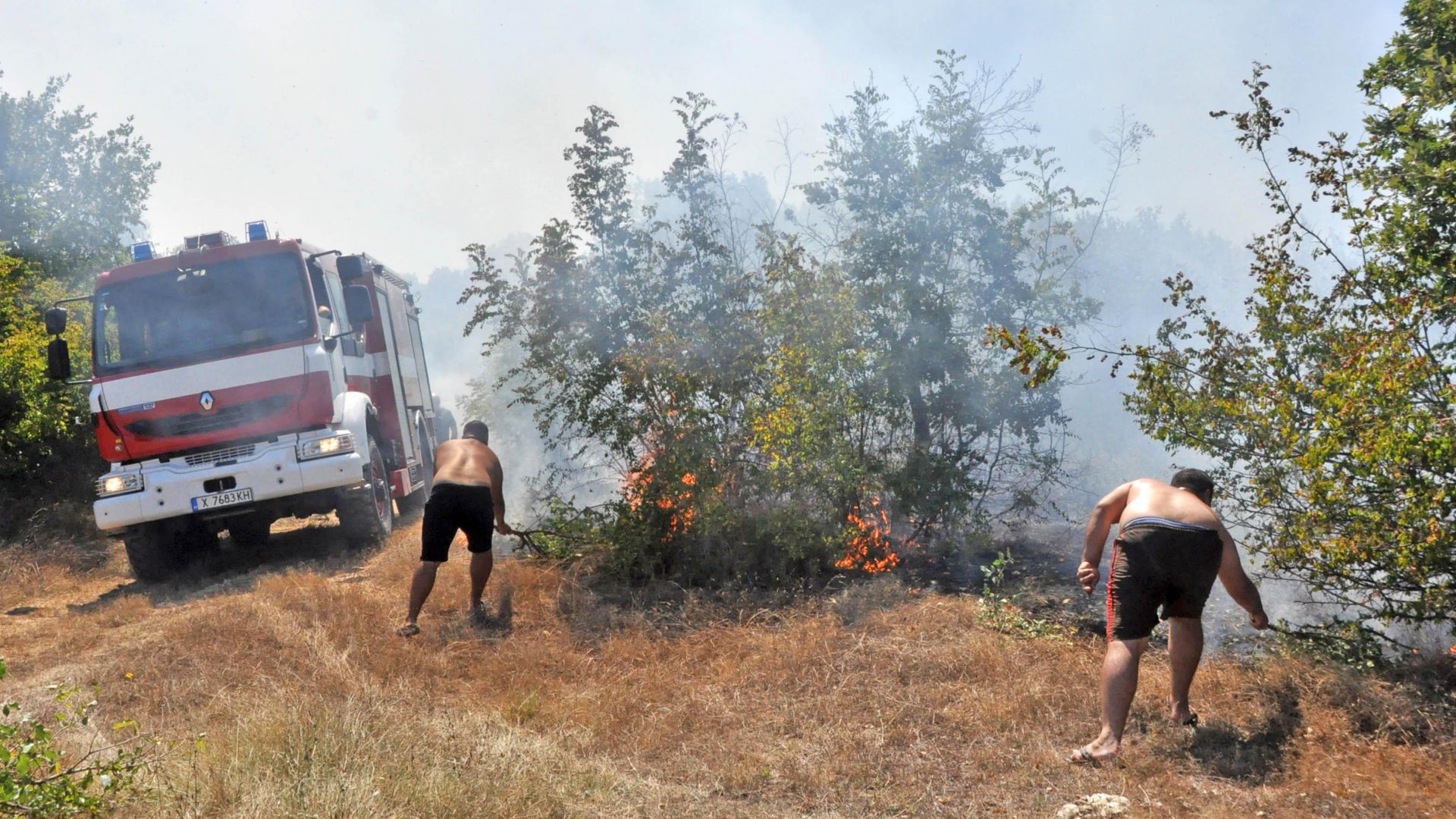 Продължават усилията ни по овладяване на обстановката при пожара на