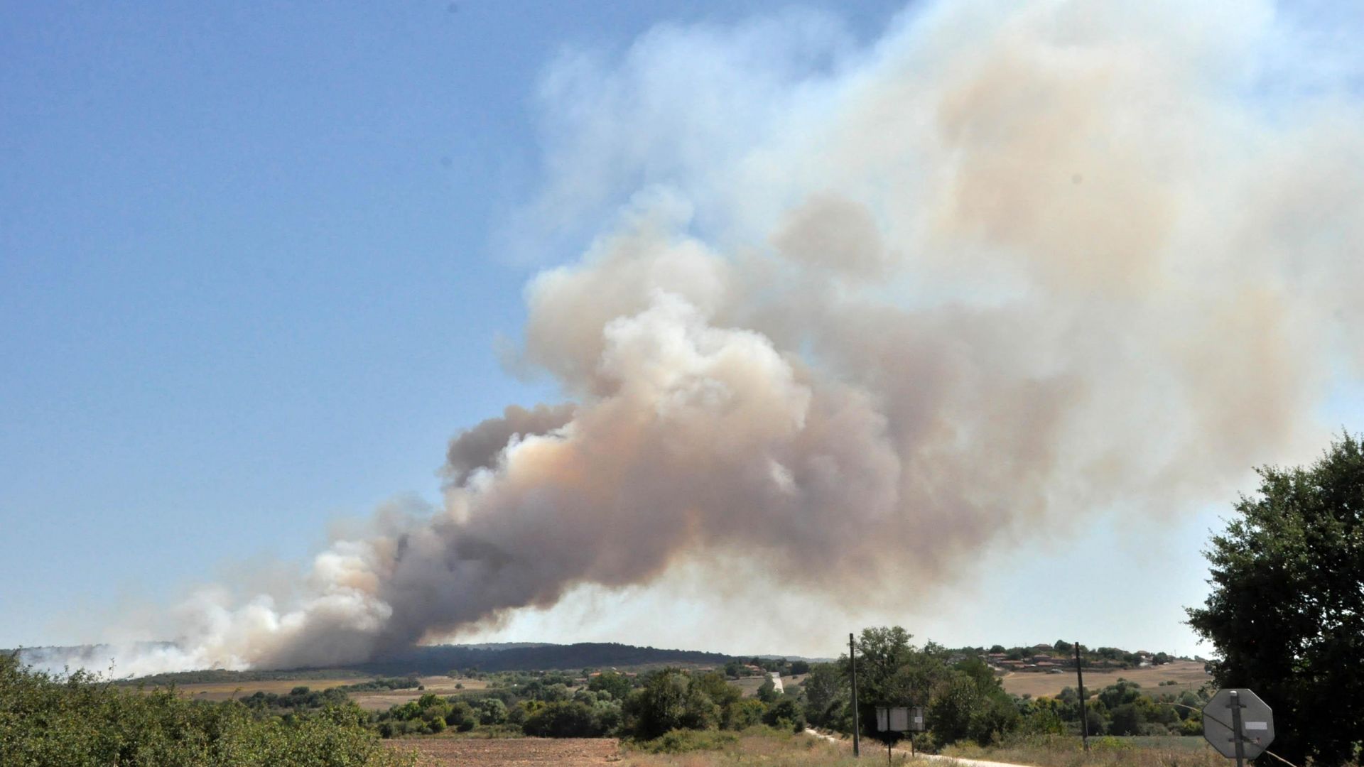 Избухнал пожар източно от хасковското село Клокотница застрашава да се
