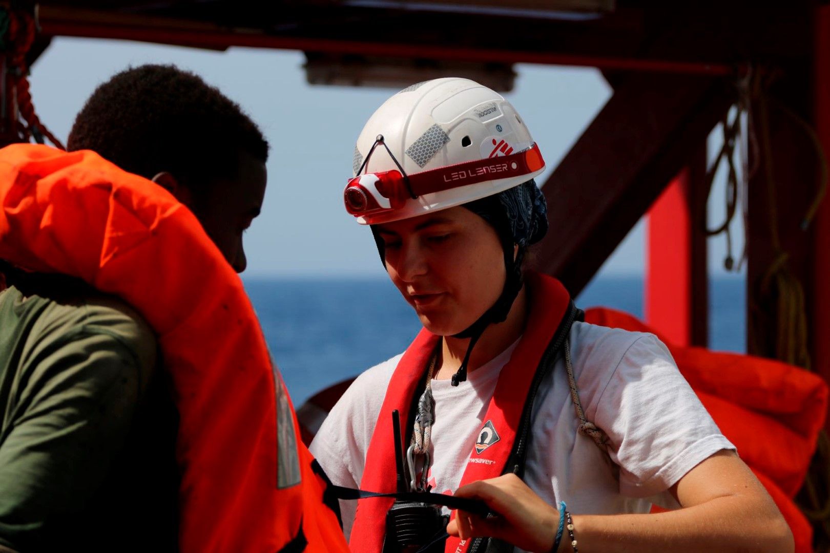 Спасителният кораб "Оушън вайкинг" е качил още 105 мигранти на борда си след "критично спасяване" в Средиземно море