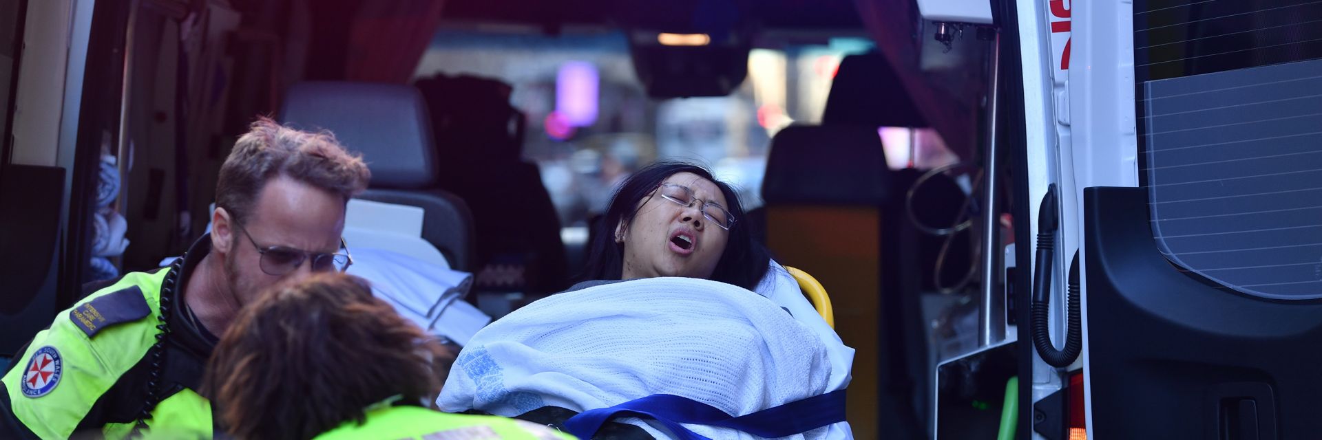 Австралиец наръга с нож жена, преследва други хора по улиците (видео от атаката и ареста)