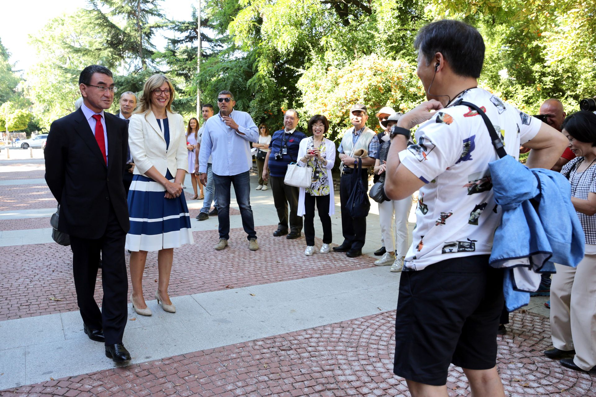 Двамата външни министри поздравяват японски туристи
