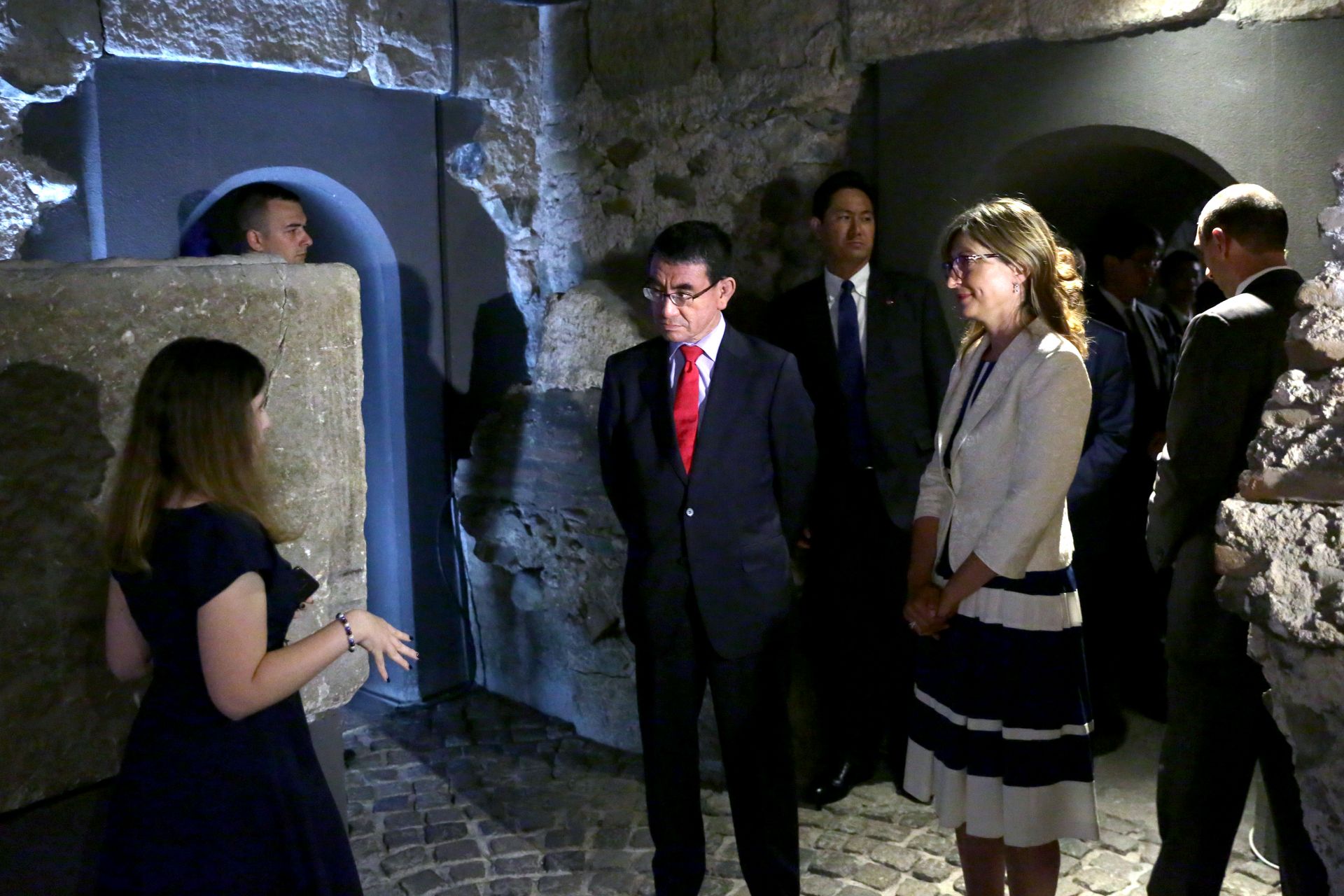 Вицепремиерът и министър на външните работи Екатерина Захариева и министърът на външните работи на Япония Таро Коно разгледаха църквата "Света София". 