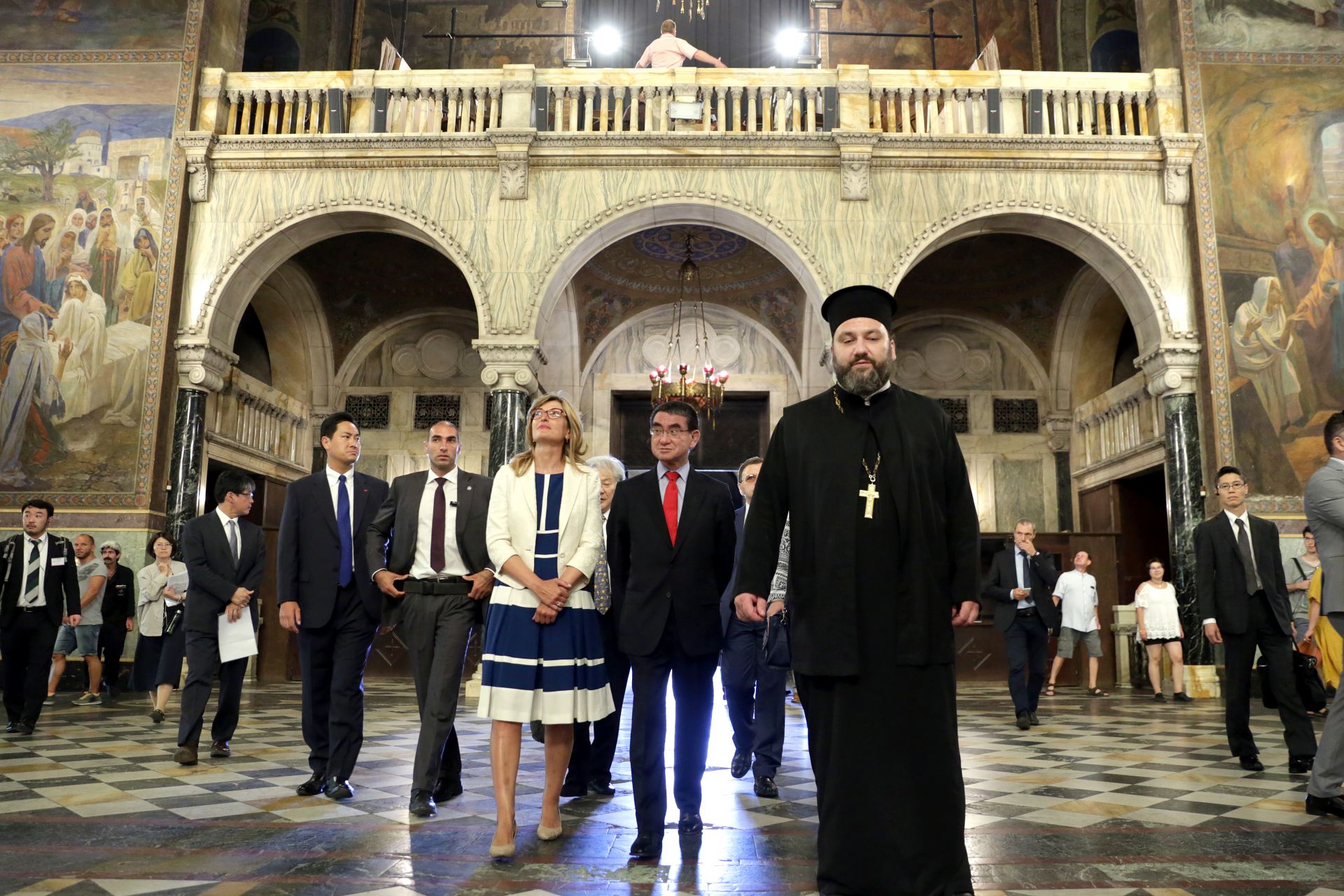 Японският външен министър е удивен от интериора на българските църкви