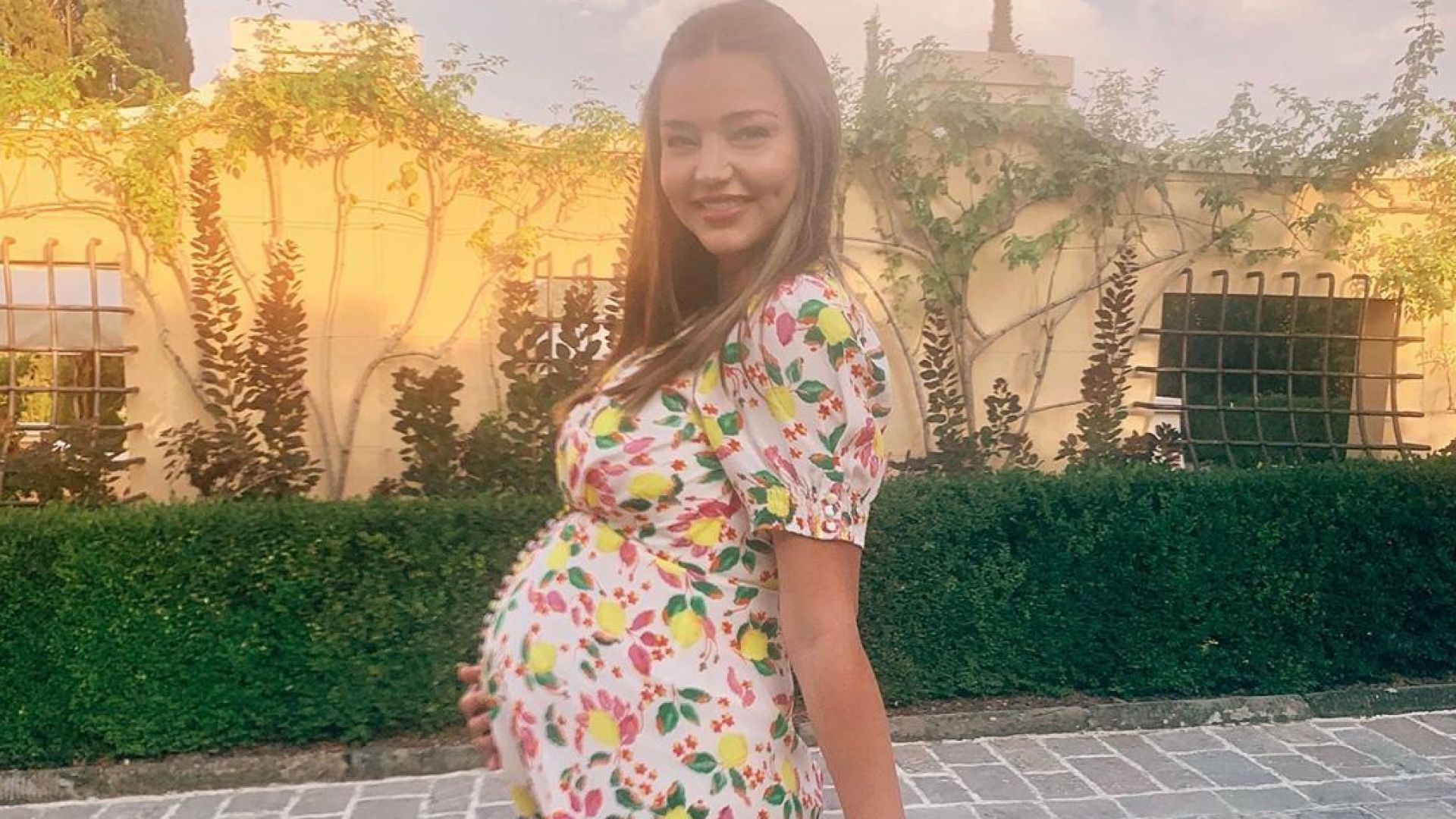 Миранда Кер бременна и сияйна в свежа рокля с лимони