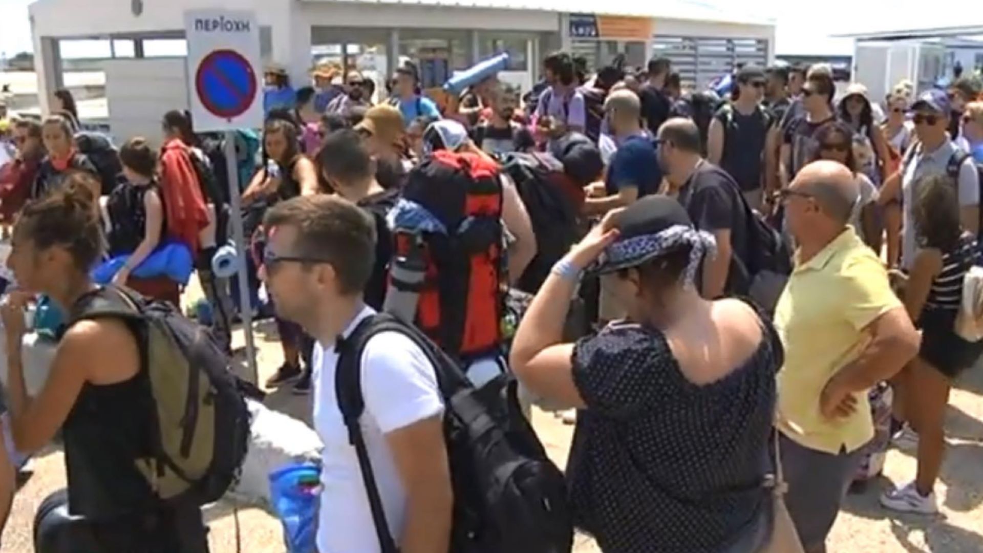 Трето денонощие 1500 туристи предимно от Румъния както и от
