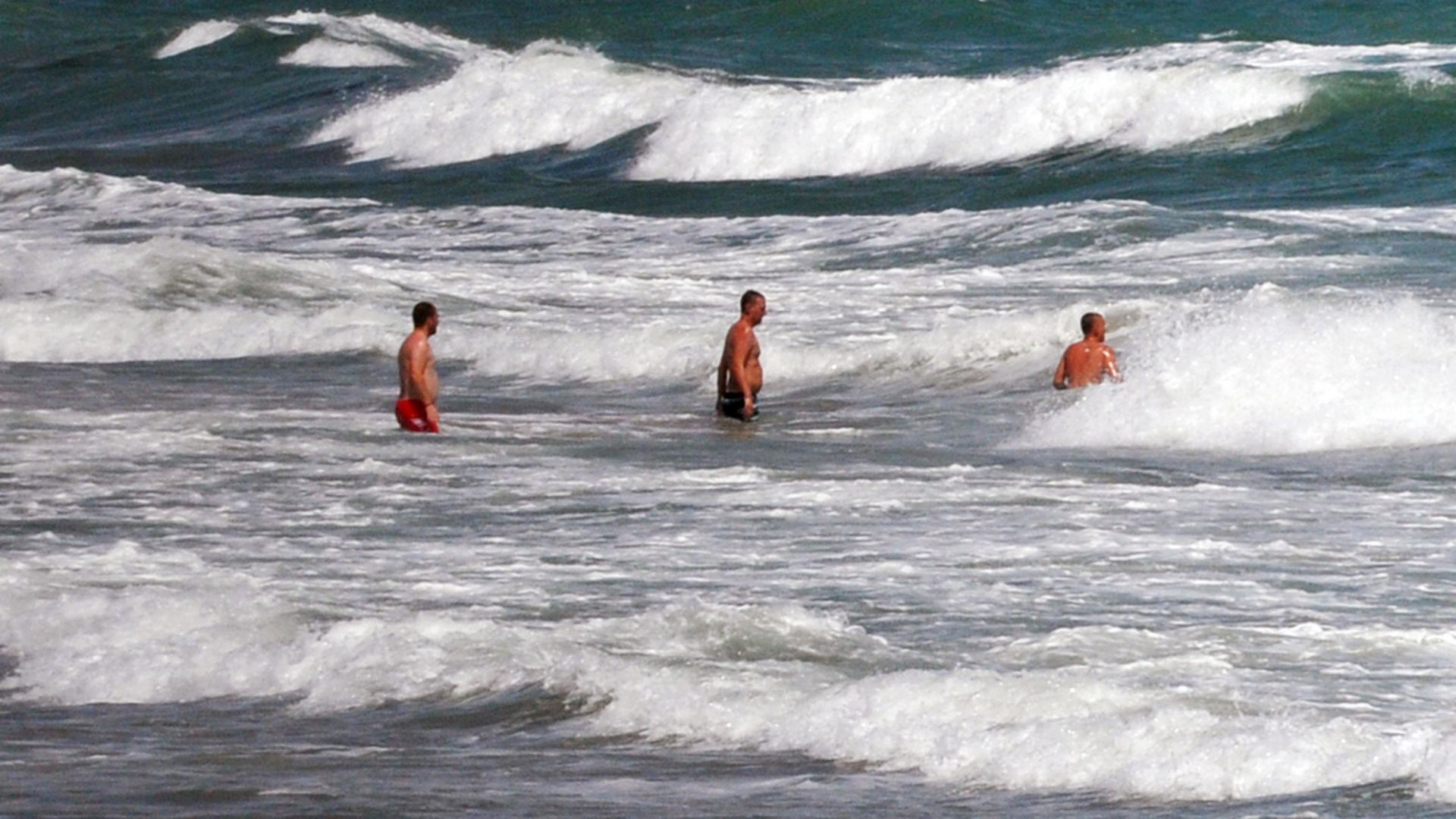 Спасителите на Централния плаж във Варна издирват 14 годишно момиче изчезнало
