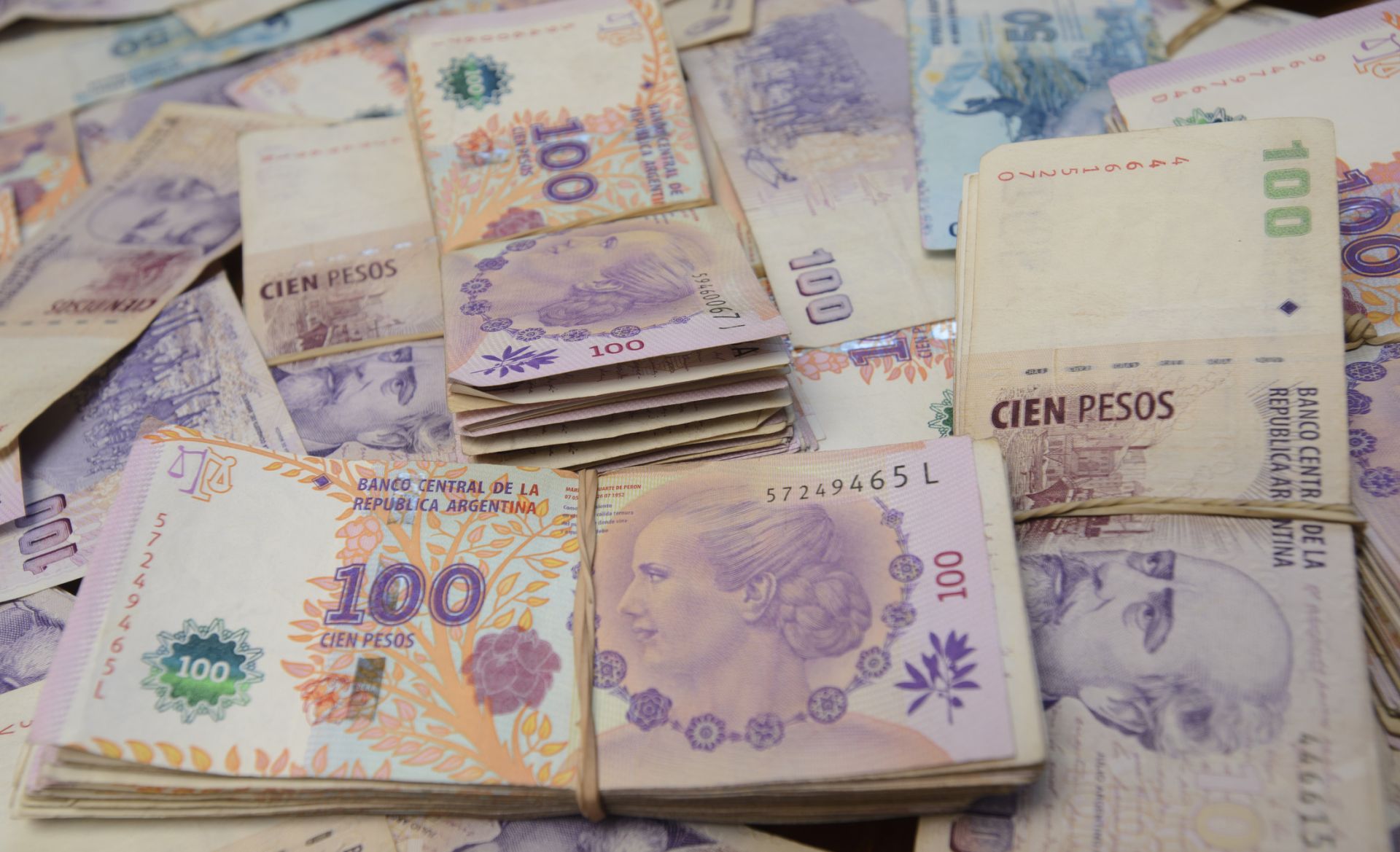 Слабото аржентинско песо прави изгодни покупките на гражданите от съседни страни със силни валути, като Уругвай например