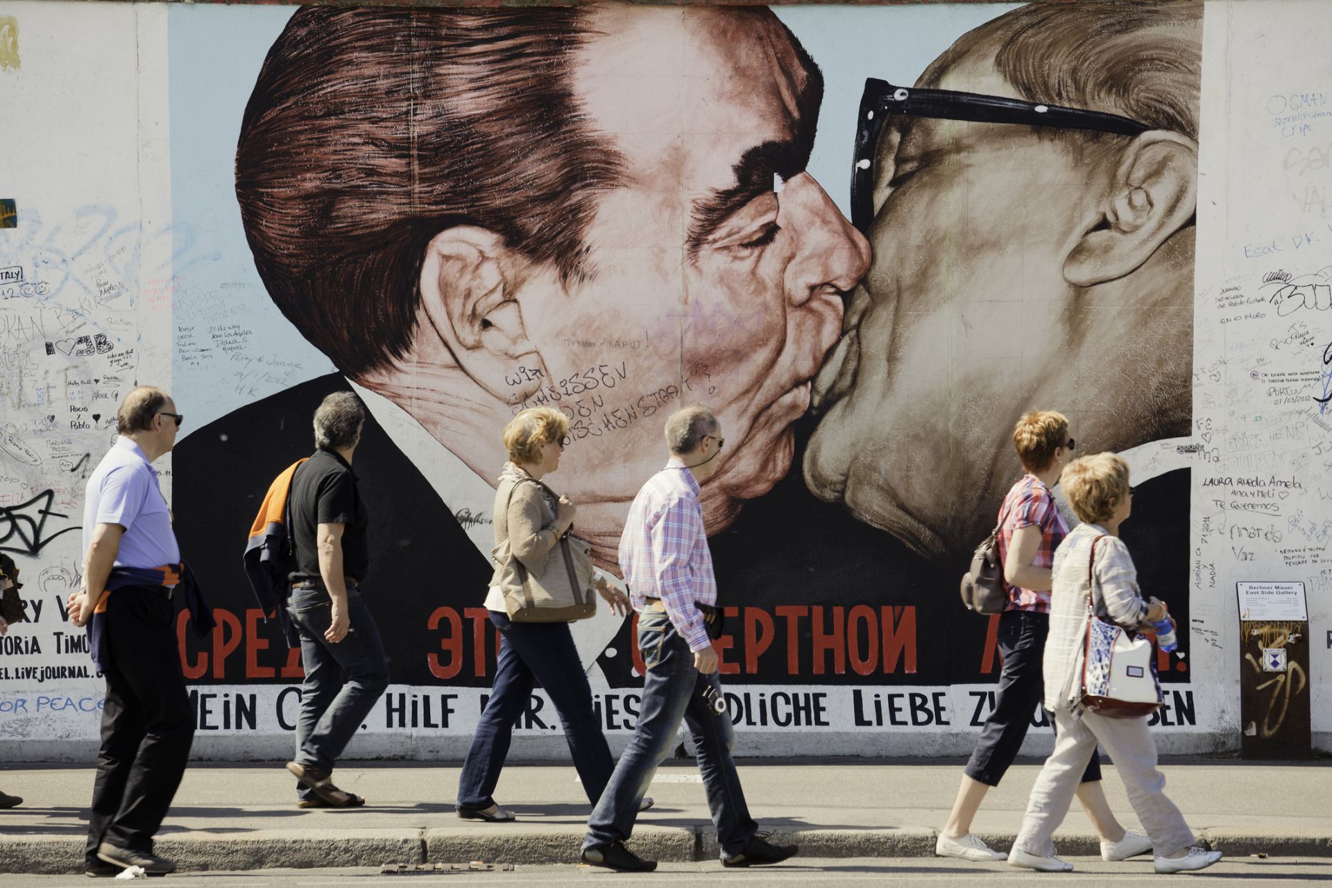 През 1971 г. съветският лидер Леонид Брежнев и ръководителят на тогавашната ГДР Ерих Хонекер демонстрират братската дружба. По-късно емблематичната снимка е прерисувана на Берлинската стена