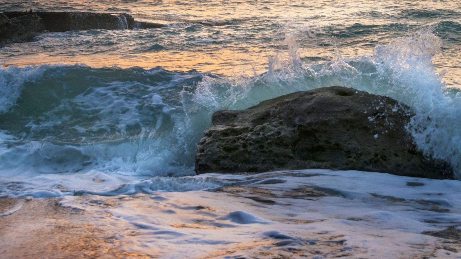 Екип от водолази се включи в издирването на непълнолетното момиче