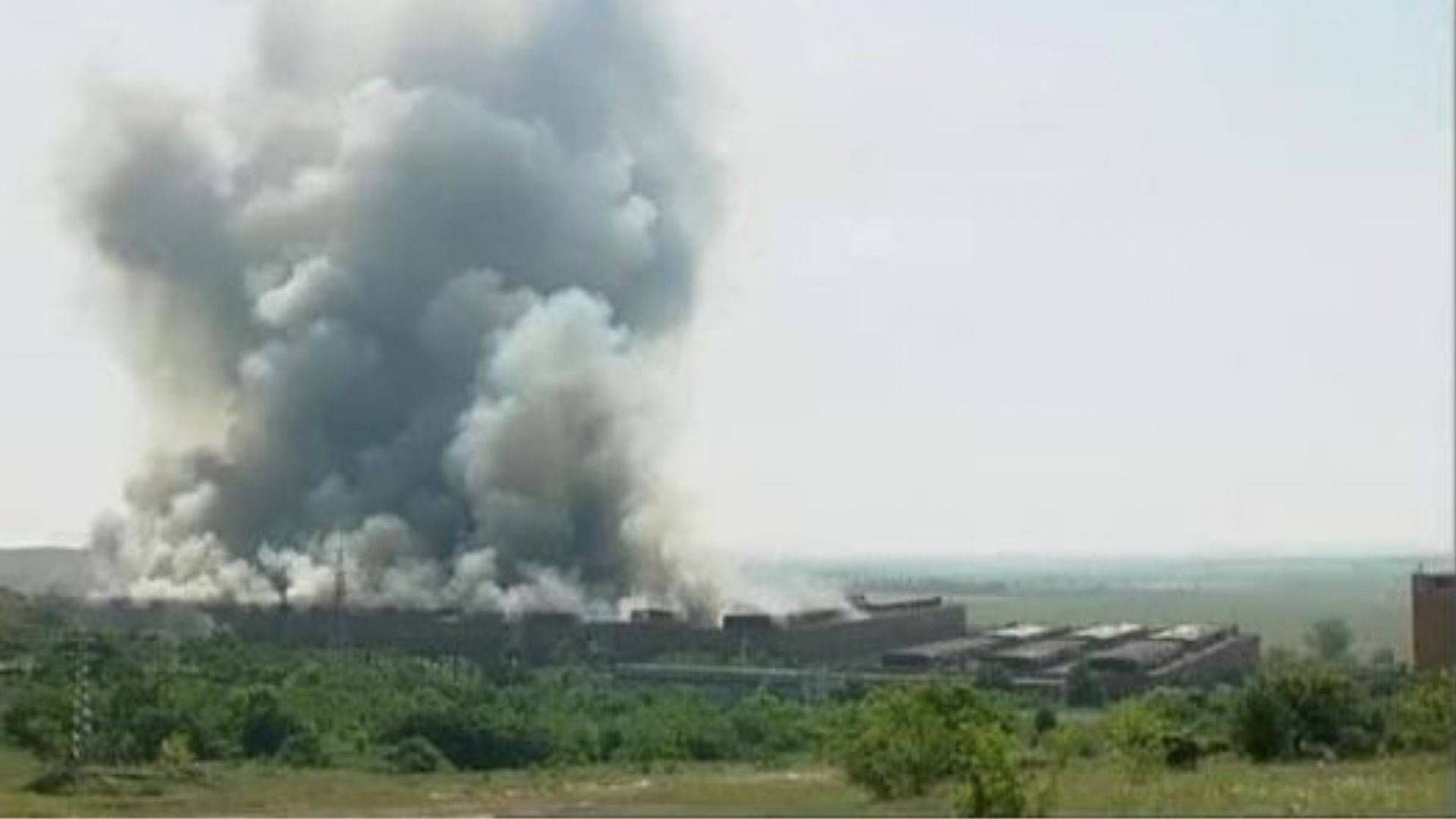 Над 50 часа продължава гасенето на пожара на сметището край